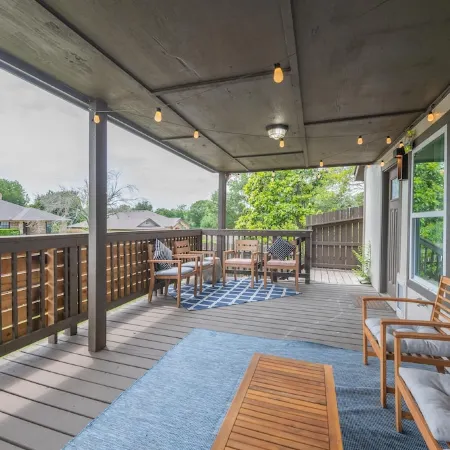 Charming 5 Bedroom w/ Self Check-In, Garage Parking & Pet Friendly