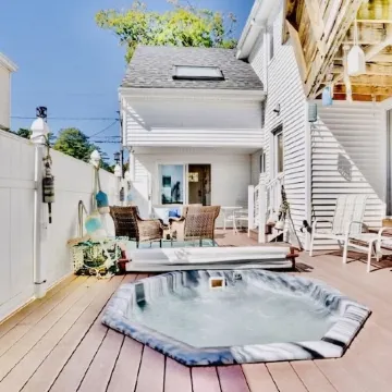 Turquoise Cottage - Indoor Pool,Hot Tub,Bring Your Pup,Short Walk to North Beach