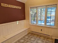 Charming Colville Cottage with King Bed/Deck/Pet Friendly! Hotels in Penn Forest Township