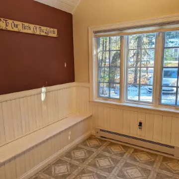 Charming Colville Cottage with King Bed/Deck/Pet Friendly!