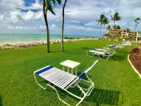 Private Tropical Beach-White Sand, Crystal Clear water! Pool WIFI It's Loaded! 키콜로니 비치 호텔