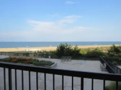 Magnificent Ocean Front. Beautiful Five-Star. Perfect, Quiet Get-Away.