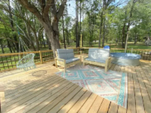 AMAZING Lake Views - Modern Luxury, Pet-friendly, Cowboy Pool, 2 King Beds!