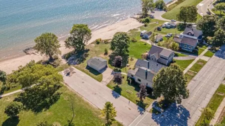 Beach House on the shores of Lake Michigan Near downtown Sheboygan Отели в г. Sheboygan