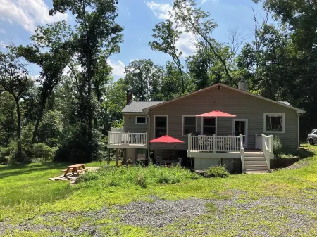 Creekside Retreat-spacious cottage nestled in the wildflowers and lush woods