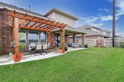 Elegant spacious home with water view. Prime location- Richmond, Katy, Houston, Rosenberg. Hotels near Cinco Ranch II Pavillion and Park at Spring Lake