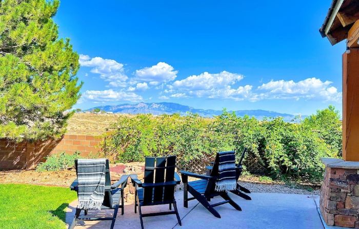 Truly STUNNING~ Minutes to ABQ!VIEWS/Fireplace/Fire-Pit/ Outdoor Mecca-Hot Tub!