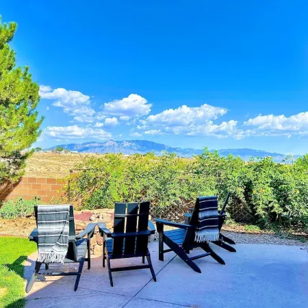 Truly STUNNING~ Minutes to ABQ!VIEWS/Fireplace/Fire-Pit/ Outdoor Mecca-Hot Tub!