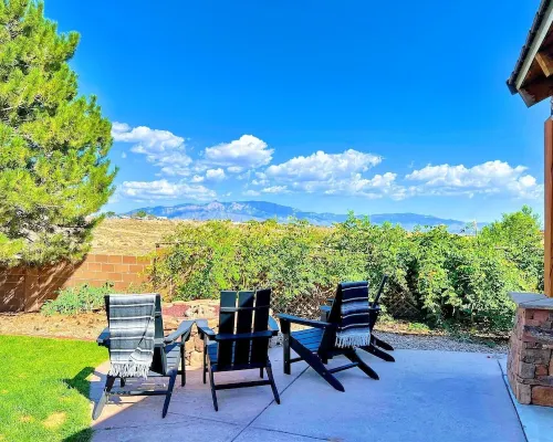 Truly STUNNING~ Minutes to ABQ!VIEWS/Fireplace/Fire-Pit/ Outdoor Mecca-Hot Tub! Hotels in Rio Rancho