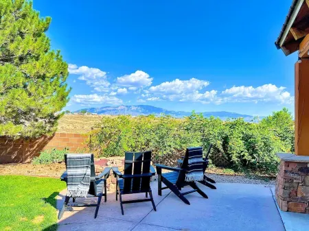 Truly STUNNING~ Minutes to ABQ!VIEWS/Fireplace/Fire-Pit/ Outdoor Mecca-Hot Tub!