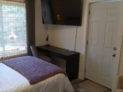 Clean Private Bedroom,Bathroom. Private entrance. Lovely Gated Neighborhood. Hotels in Vista