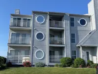Beautifully Decorated Condo with a waterfront view - 5 min from Jet Express! Hotels in 