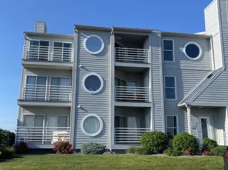 Beautifully Decorated Condo with a waterfront view - 5 min from Jet Express!