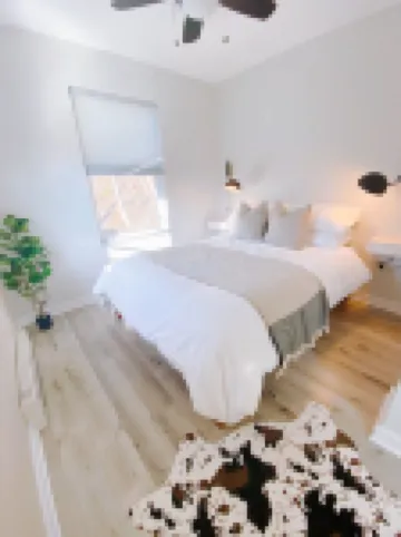 COOL CREEK COTTAGE: PSU Spring Creek Waterfront Oasis with Hot Tub