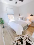 COOL CREEK COTTAGE: PSU Spring Creek Waterfront Oasis with Hot Tub
