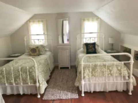 Charmingly renovated historic Canal House on C&O along Potomac close to Antietam