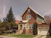 Charming 2 bedroom apartment in Calumet's Historic district! Hotels in Calumet