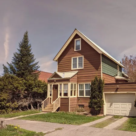 Charming 2 bedroom apartment in Calumet's Historic district!
