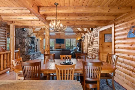 Fabulous Luxury Log Home, 6 BR 4BA, Pool Table, Hot Tub, BEST Location Отели рядом с достопримечательностью «Окмо Маунтин Резорт»