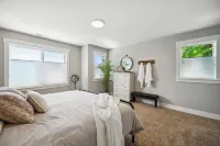 Dog-Friendly Downtown Carlton Townhouse #6, Steps to Tasting, Dining, Shops, BBQ
