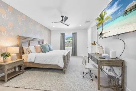 Newer Home - Heated Salt Pool - Fenced Yard - Parking - Full Kitchen - Laundry Отели рядом со станцией Delray Beach Tri Rail Station