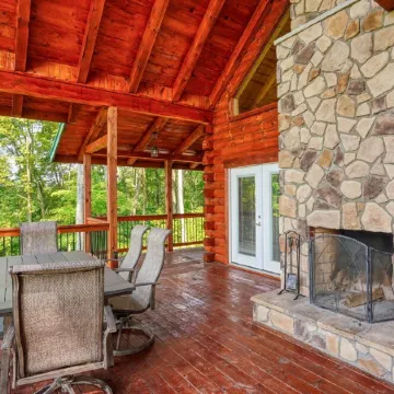 Beautiful ,spacious log cabin. Close to all the attractions in the Hocking Hills
