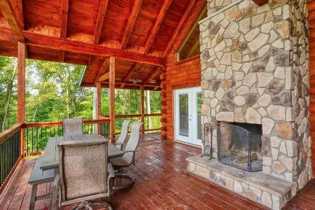 Beautiful ,spacious log cabin. Close to all the attractions in the Hocking Hills