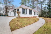 Renovated Ranch Home. Pet Friendly, Game Room, Fire Pit, Grill, Covered Porch