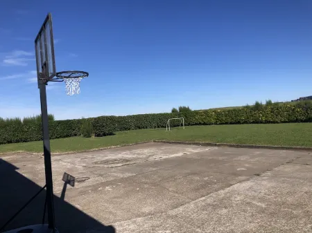 Spectacular individual Villa in private urbanization with pool and beach