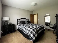 Vacation Delight-Two blocks from boat launch, park, beach and popular Newman St.