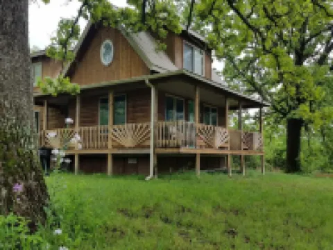Wifi!! Big Oak Cabin, Ozarks, Hot Tub, Rivers! Hotels in Ozark County