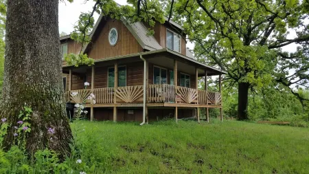 Wifi!! Big Oak Cabin, Ozarks, Hot Tub, Rivers! Отели в г. Ричленд Тауншип