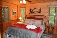 Cozy Cabin for 4 with 2 King beds, 2 full baths, 2 fireplaces and upscale Decor!