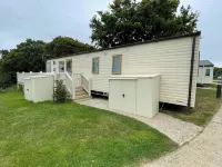 Paws a While! caravan with uninterrupted views of Solent and direct beach access