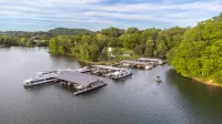 Modern Lakeside Chalet - Large Deck - Pontoon Rentals - BBQ Grill - Boat Slip