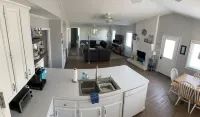 Spacious Beach House w/ hot tub - Oceanside 2 1/2 blocks from the beach! - 2성급