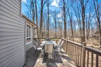 Spacious and Remodeled Cabin in Poconos Mountain Resort. Hot Tub and Game Room! Hotel a Clifton Township