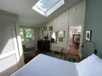 Newly Renovated Cottage with views of Barter's Creek Hotels in Kittery