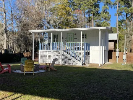 Fall!!! Hot Tub!! Fire Pit! Getaway at This Epic Waterfront Home!!