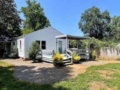 Lovely 3 Bedroom Home Near Downtown Greensboro Hotels near Greensboro Science Center