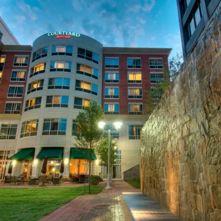 Courtyard Greenville Downtown Отели рядом с достопримечательностью «Театр Warehouse»
