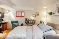 Spacious 900 sq ft, 1-Bedroom Apartment, 10 Minutes Drive to Seattle Waterfront. Hotels in 