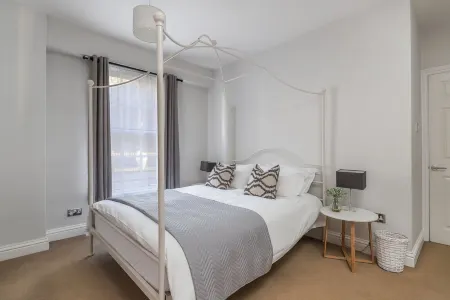 Beautiful apartment in the centre of Winchester with parking!