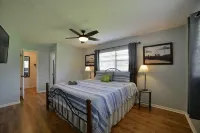 The Purple Palm House - Relaxing 2-bedroom house in Sebring with WiFi & Hot Tub WWOJ-FM Avon Park附近的飯店