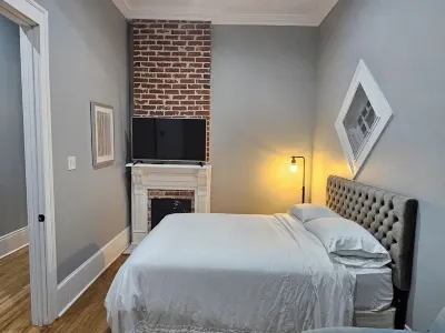 Charming 1920 Side Hall, conveniently located to downtown New Orleans. Hotels in Mid-City