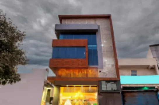 ツリーボ エレガント パレス Tomb of Adham Khan周辺のホテル