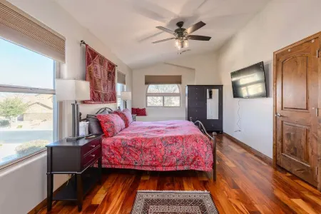 Relax in Home w/ Htd. Pool+Hot Tub, Putting Green, Whirlpool Bath+Steam Shower