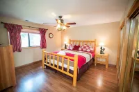 South Lake Tahoe Cabin w/Hot Tub, Fenced Yard, 10 Min to Lake and Slopes Các khách sạn gần Lake Tahoe