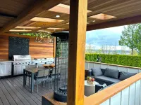 Downtown Kirkland Lakeview House and Guest Cottage