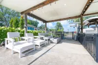 Phoebe’s Waterfront Lakehouse . Close to Mad River Mountain Skiing & Cranberry's Hotels in Stokes Township